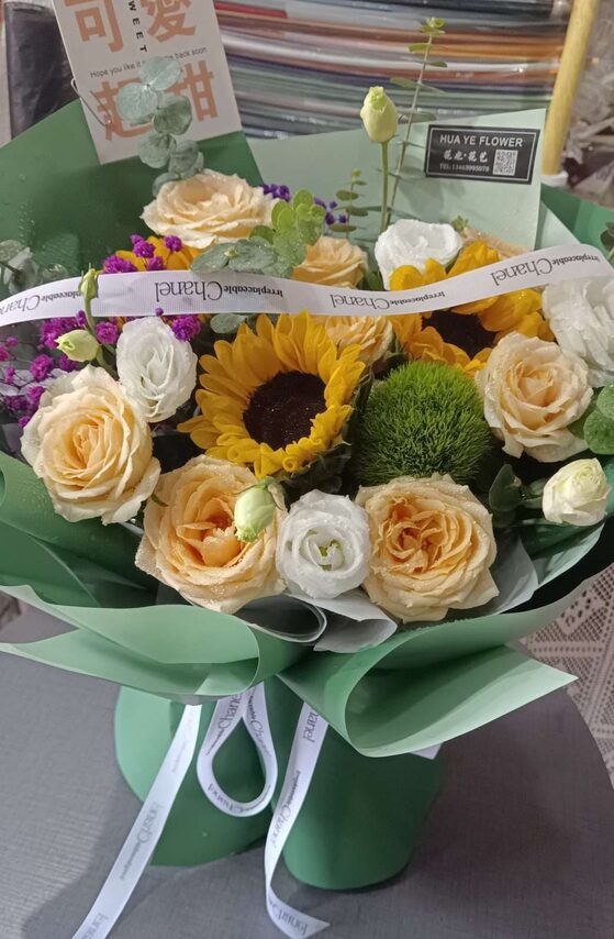 Bouquet di Girasoli e Rose - Splendore Dorato real bouquet photo