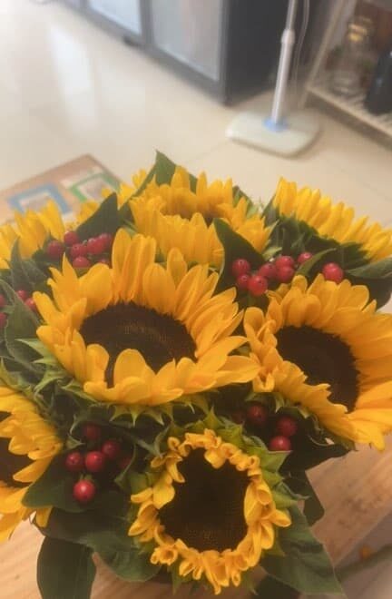 8 Girasoli: Esplosione di Gioia nel Secchiello Moderno real bouquet photo