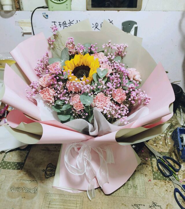 Dolce Incanto: Bouquet con 11 Garofani Rosa e 1 Girasole real bouquet photo