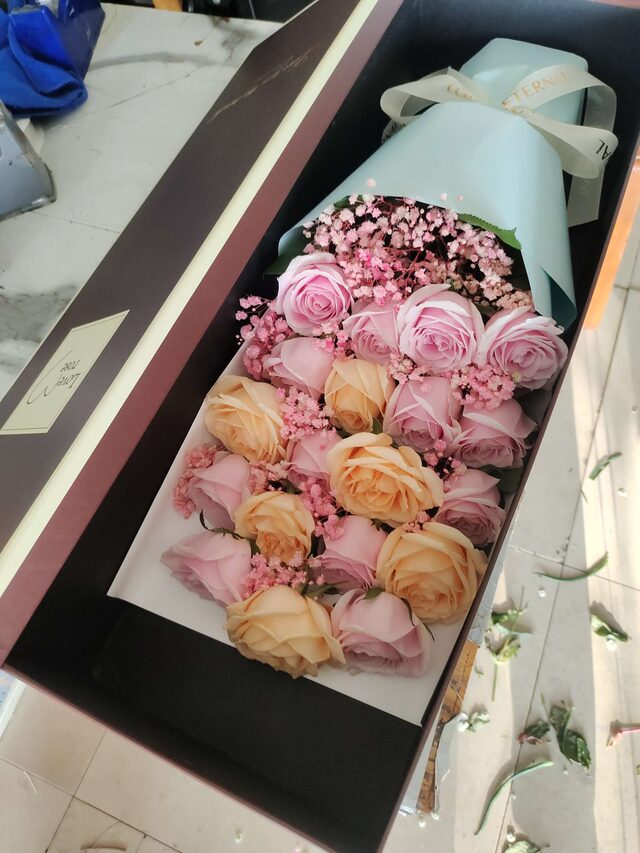 Box Regalo con 19 Rose - Dolce Romanticismo real bouquet photo