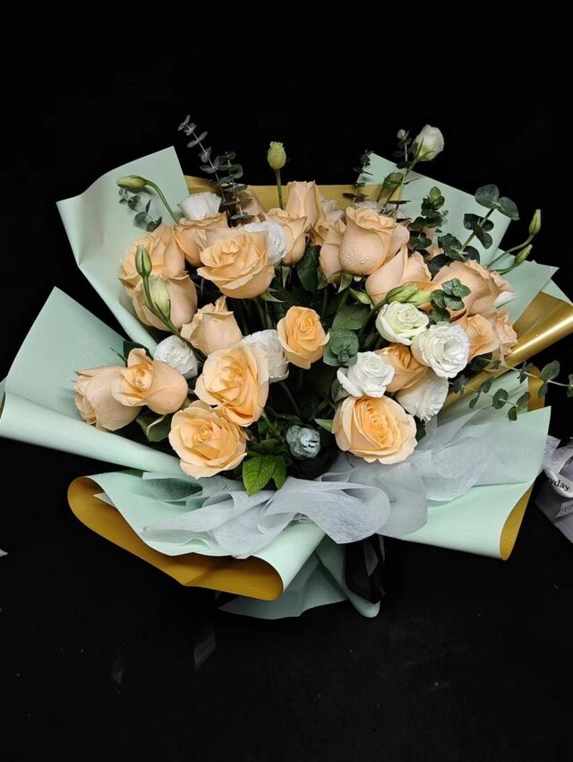 19 Rose Rosse: Abbraccio di Passione real bouquet photo