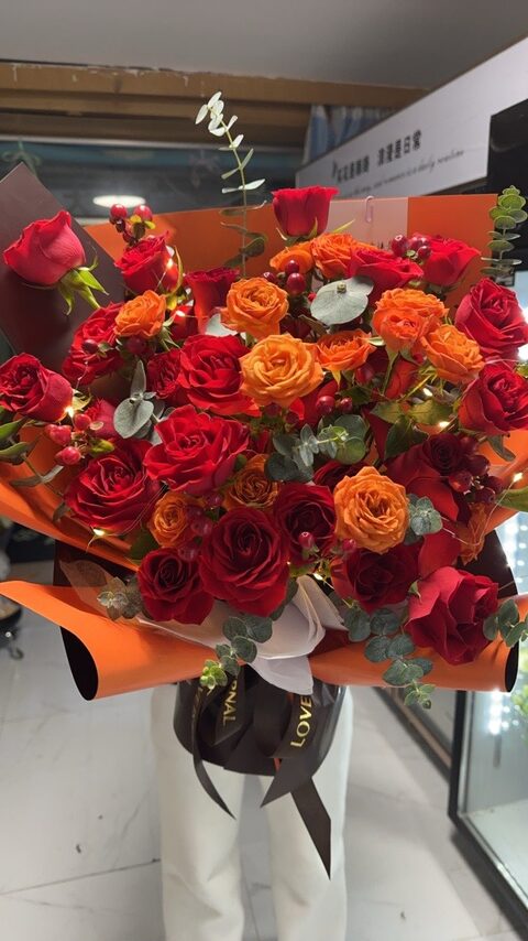 Bouquet 33 Rose Rosse e Bubble: Sussurri Romantici real bouquet photo