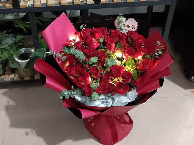 Bouquet di 33 Rose Rosse: Incanto Luminoso real bouquet photo
