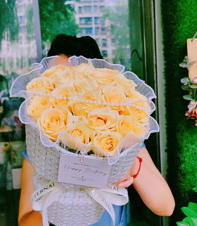 Bouquet di 19 Rose Color Champagne: Un Brindisi di Eleganza real bouquet photo