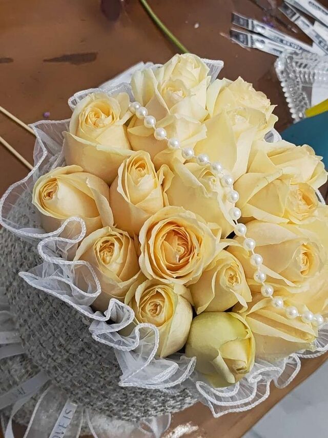 Bouquet di 19 Rose Color Champagne: Un Brindisi di Eleganza real bouquet photo