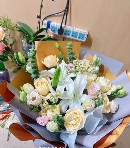 Bouquet Otto Rose Champagne e un Giglio – Splendore Dorato real bouquet photo