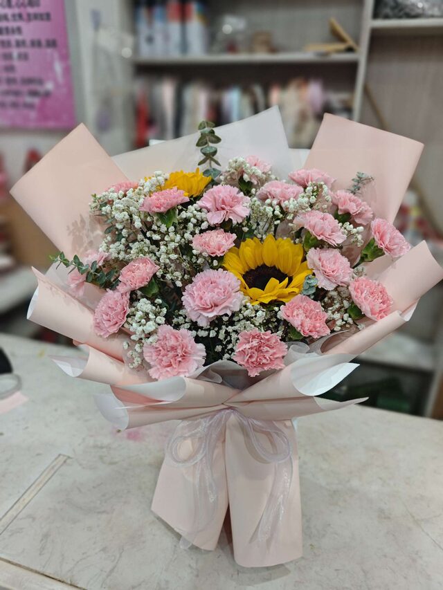 Mazzo di 19 Garofani Rosa e 2 Girasoli - Pura Gioia real bouquet photo