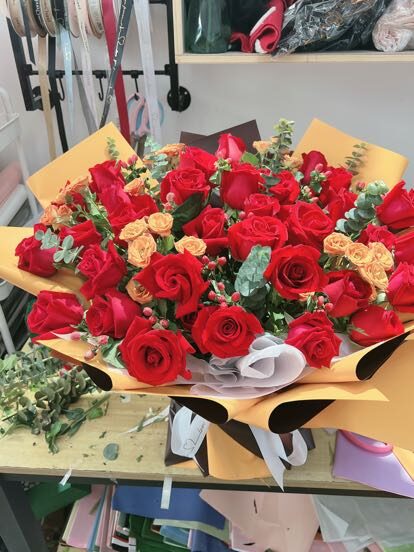 Bouquet 33 Rose Rosse e Bubble: Sussurri Romantici real bouquet photo