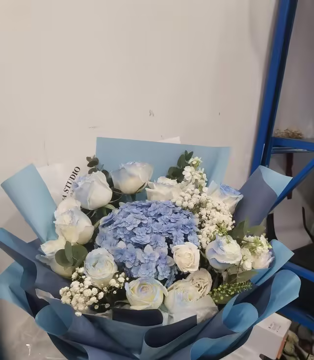 Bouquet 'Brezza Marina': 1 Ortensia Blu e 11 Rose Blu real bouquet photo
