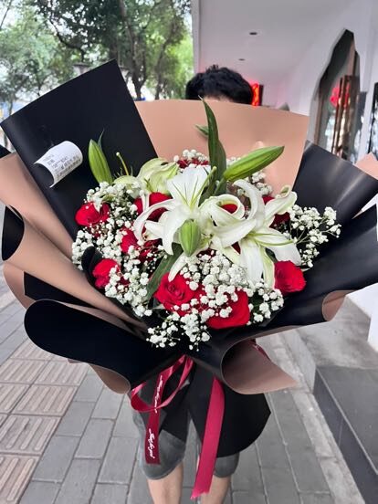 Bouquet di 11 Rose Rosse e 2 Gigli Bianchi - Portafortuna real bouquet photo