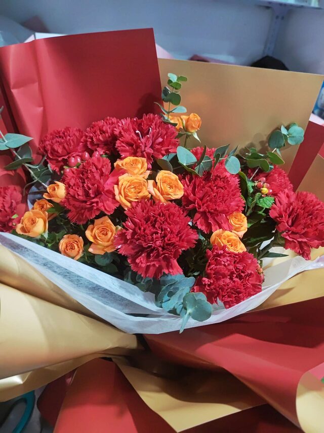 Sussurri Floreali: Bouquet di 11 Garofani Rossi real bouquet photo