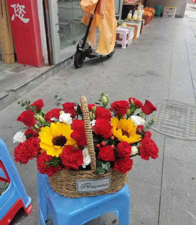 Cesto Primavera Eterna: 2 Girasoli, 23 Rose e Garofani real bouquet photo