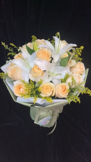 Mazzo "Dolce Incontro" con 3 Gigli Bianchi e 19 Rose Champagne real bouquet photo