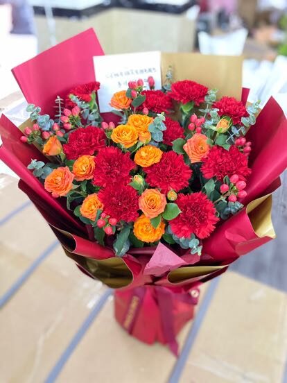 Sussurri Floreali: Bouquet di 11 Garofani Rossi real bouquet photo