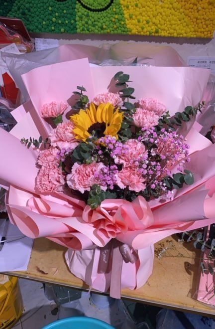 Mazzo di 11 Garofani e 1 Girasole: Auguri Calorosi real bouquet photo