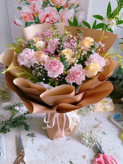 Bouquet "Brezza Estiva": 11 Garofani e Rose Miste real bouquet photo