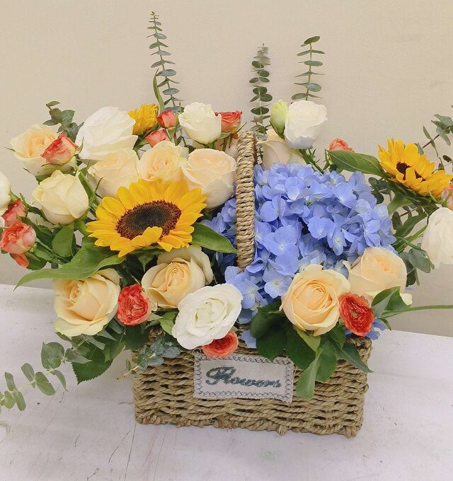 Cesto "Giardino Incantato": 1 Ortensia, 3 Girasoli e 11 Rose real bouquet photo