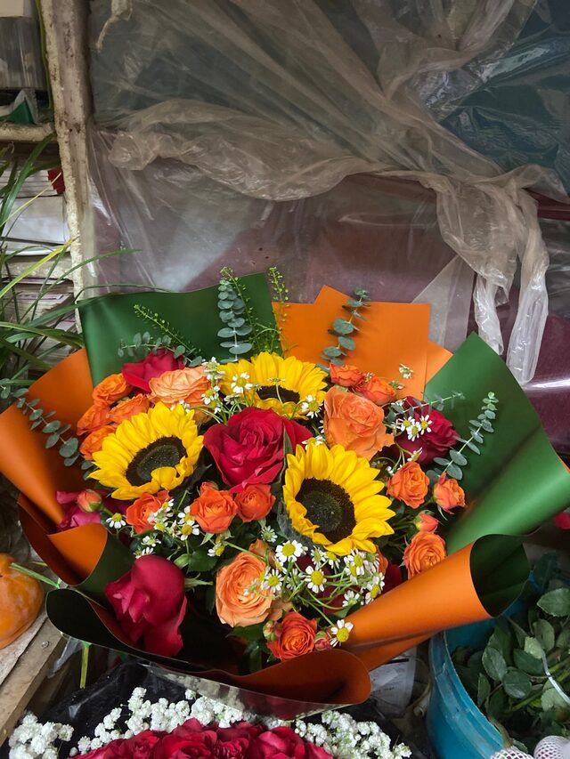 Bouquet di Girasoli e Rose - Splendore Dorato real bouquet photo
