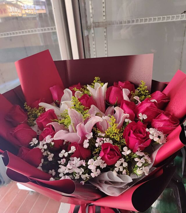 Bouquet Fascino Cremisi: 19 Garofani Rossi e 2 Gigli Rosa real bouquet photo