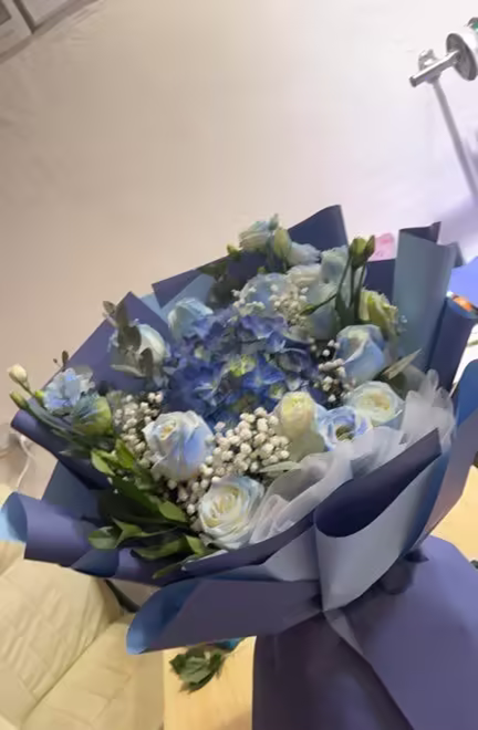 Bouquet 'Brezza Marina': 1 Ortensia Blu e 11 Rose Blu real bouquet photo