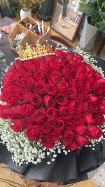 Bouquet di 99 Rose Rosse: Dedizione Eterna real bouquet photo
