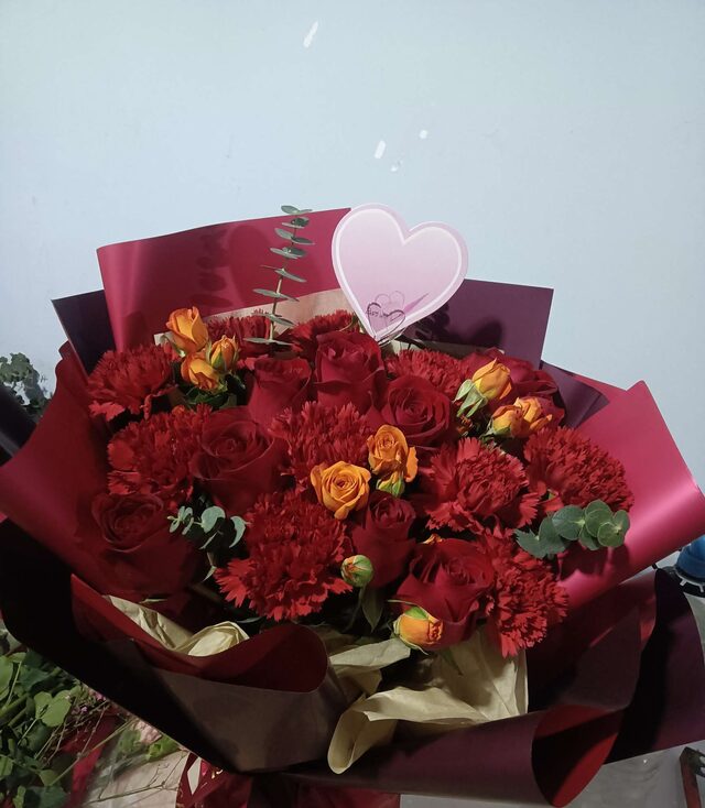 Bouquet 9 Rose Rosse e 10 Garofani - Affetto Puro real bouquet photo
