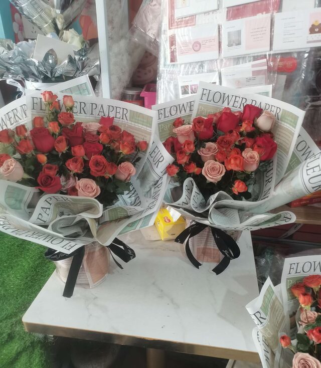Eleganza Regale: Mazzo di 11 Rose Cappuccino e Rosse real bouquet photo