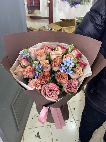 Bouquet di 18 Rose Cappuccino: Incantevole Fascino real bouquet photo