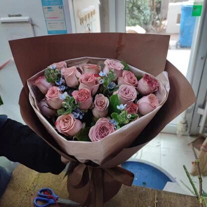Bouquet di 18 Rose Cappuccino: Incantevole Fascino real bouquet photo