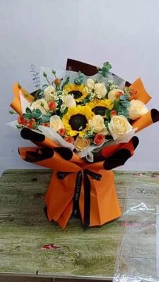 Bouquet 3 Girasoli e 11 Rose Champagne - Gioia Radiosa real bouquet photo