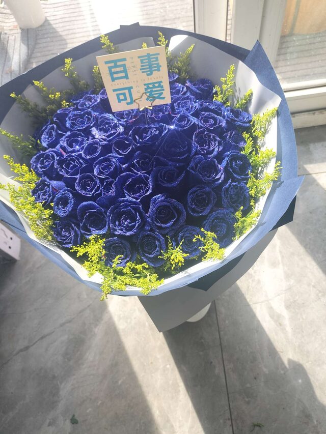 33 Rose Blu: Bouquet di Romantica Serenità real bouquet photo