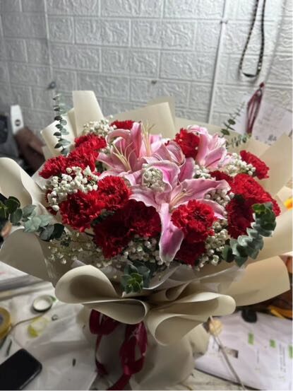 Bouquet 19 Garofani Rossi e 2 Gigli - Eleganza Floreale real bouquet photo