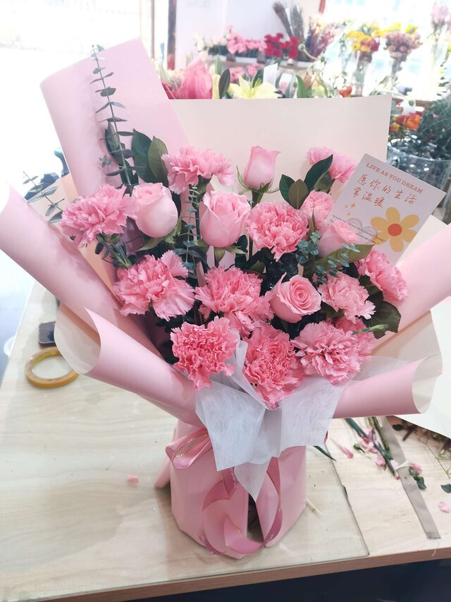 Mazzo di 13 Garofani Rosa e 6 Rose - Fulgida Gioia real bouquet photo
