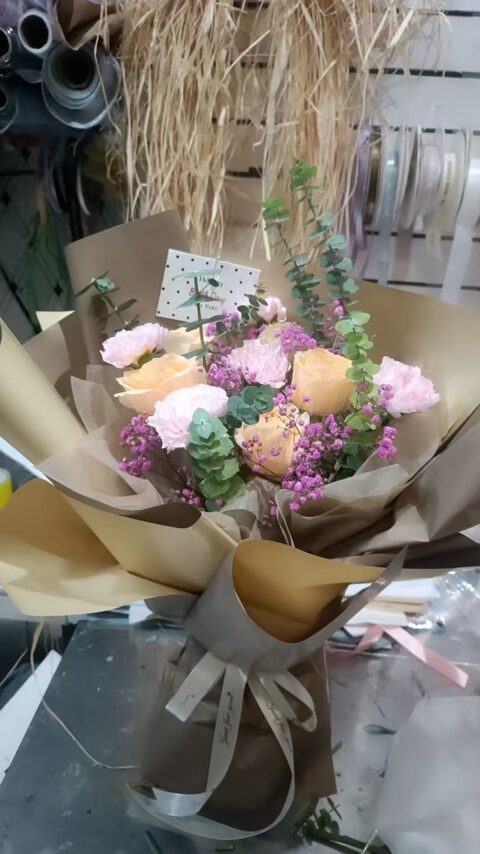 Bouquet "Brezza Estiva": 11 Garofani e Rose Miste real bouquet photo