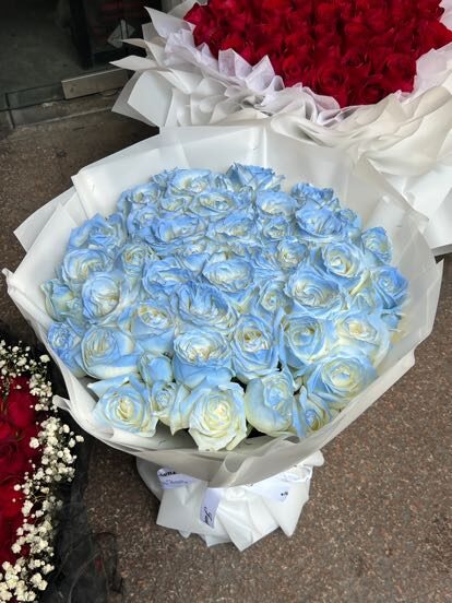 Bouquet di 52 Rose Blu Ghiaccio - Devozione Infinita real bouquet photo