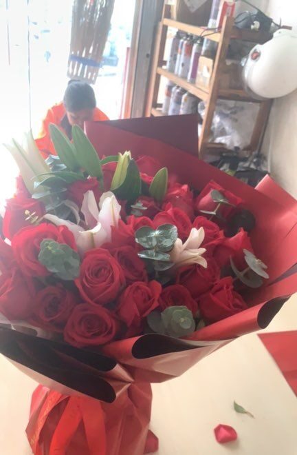 Splendore Fiorito: Bouquet di 36 Rose Rosse e Gigli real bouquet photo
