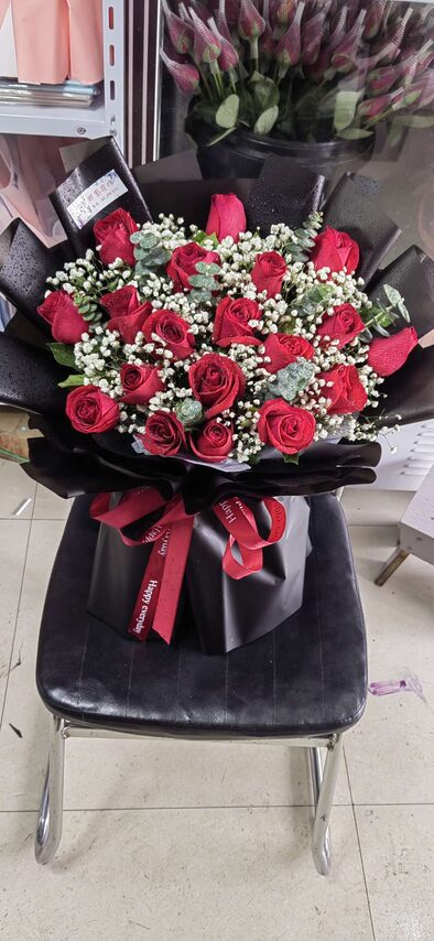 Bouquet di 19 Rose Rosse: L'Eternità in un Gesto real bouquet photo