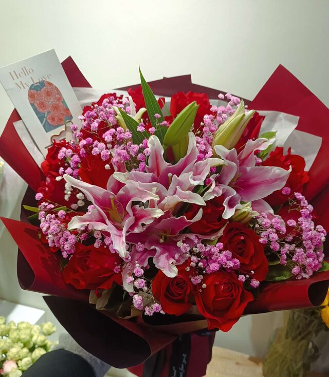 Bouquet 'Scintilla Romantica': 19 Rose Rosse e 3 Gigli real bouquet photo