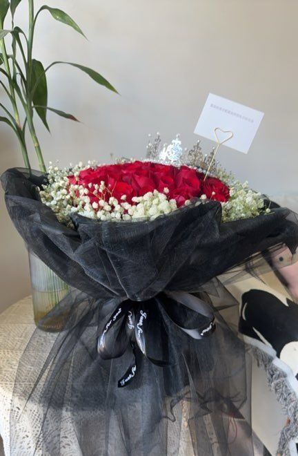 Bouquet di Rose Rosse 33/99 con Diadema – Romanzo Regale real bouquet photo