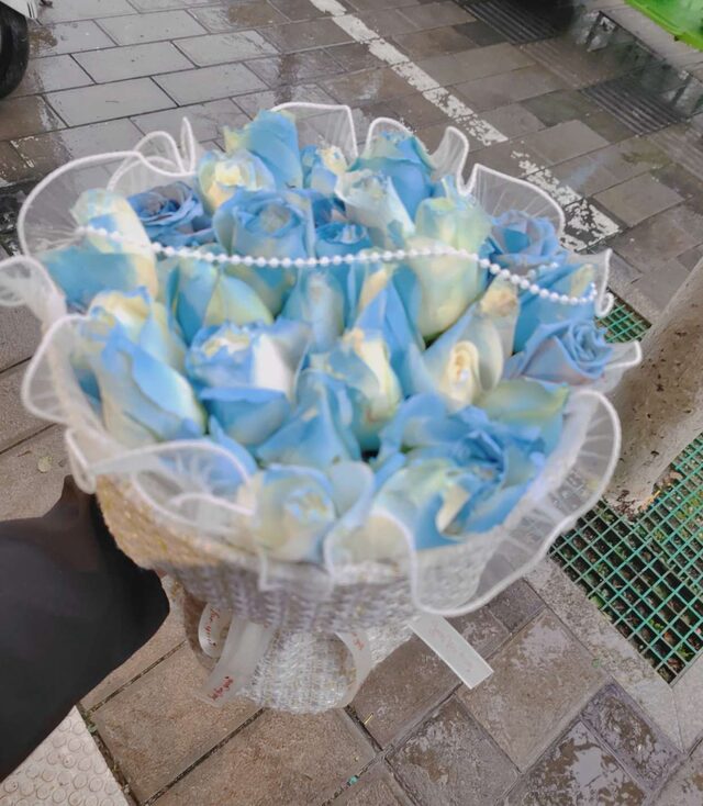 Bouquet di 33 Rose Blu - Eleganza Glaciale real bouquet photo