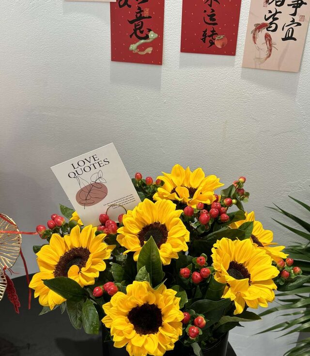 8 Girasoli: Esplosione di Gioia nel Secchiello Moderno real bouquet photo