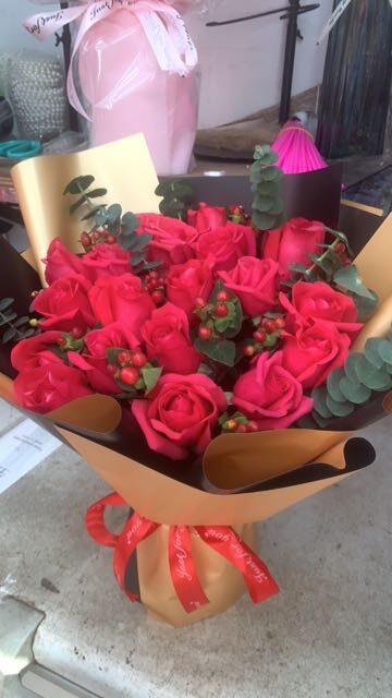 19 Rose Rosse: Abbraccio di Passione real bouquet photo