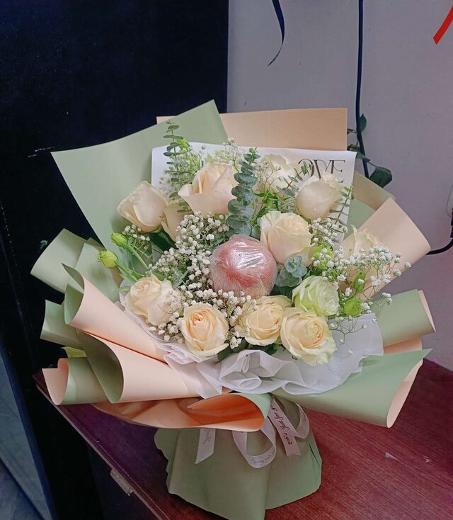 Eleganza Pura: Bouquet di 11 Rose Champagne e Mela real bouquet photo