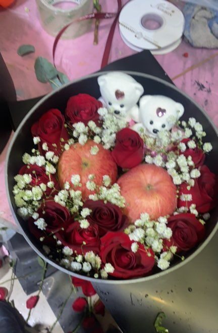 11 Rose Rosse e Mele in Scatola a Cuore - Bagliore Invernale real bouquet photo