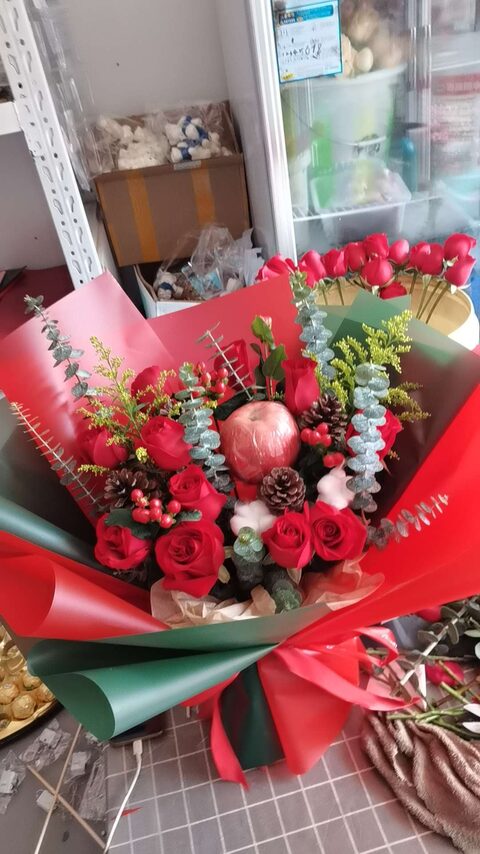Bouquet di 11 Rose Rosse – Incanto Natalizio real bouquet photo