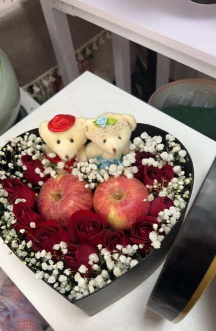 11 Rose Rosse e Mele in Scatola a Cuore - Bagliore Invernale real bouquet photo