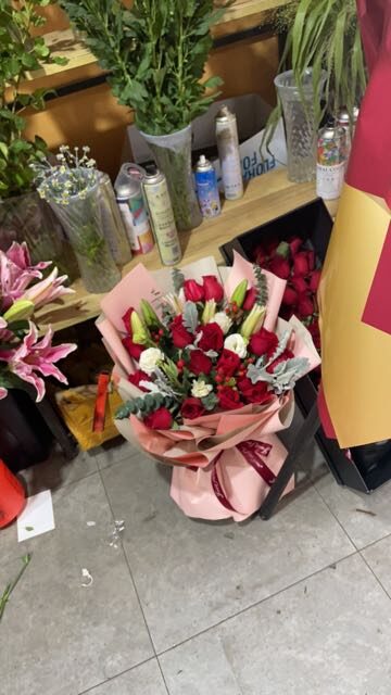 Bouquet di 19 Rose Rosse e 6 Gigli - Gioia Radiosa real bouquet photo