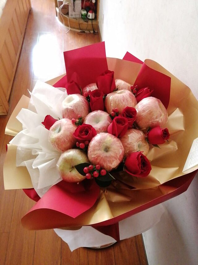 Bouquet 10 Rose Rosse e Mele - Pace Cremisi real bouquet photo