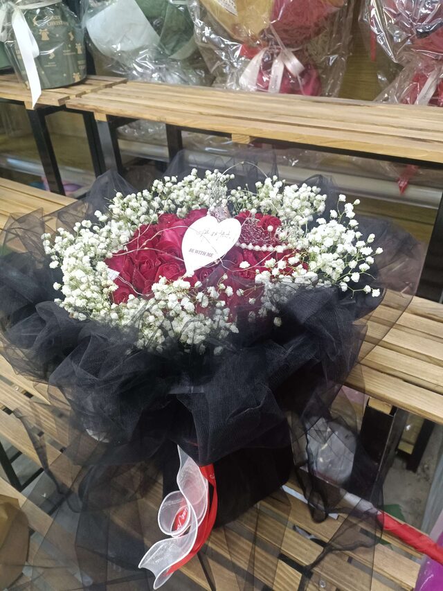 Bouquet di Rose Rosse 33/99 con Diadema – Romanzo Regale real bouquet photo