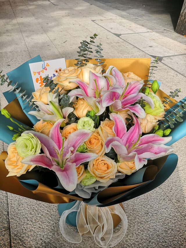 Bouquet di 19 Rose Champagne e 2 Gigli - Semplicemente il meglio real bouquet photo